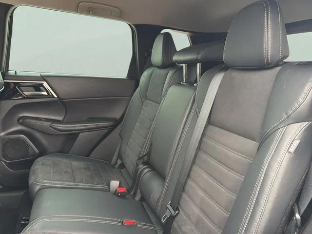 Used 2023  Mitsubishi SE image 16