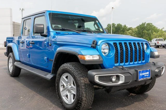 Used 2022 Blue Jeep Sport image 4