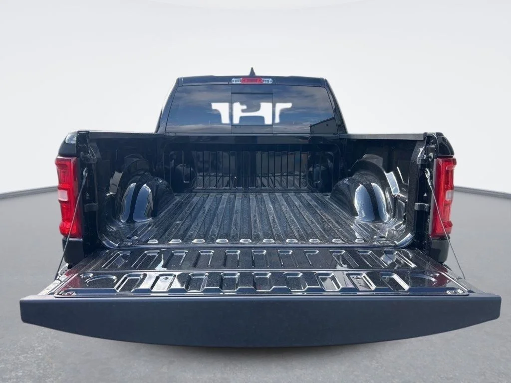 New 2026 Diamond Black Crystal Pearl-Coat Exterior Paint RAM Laramie image 7