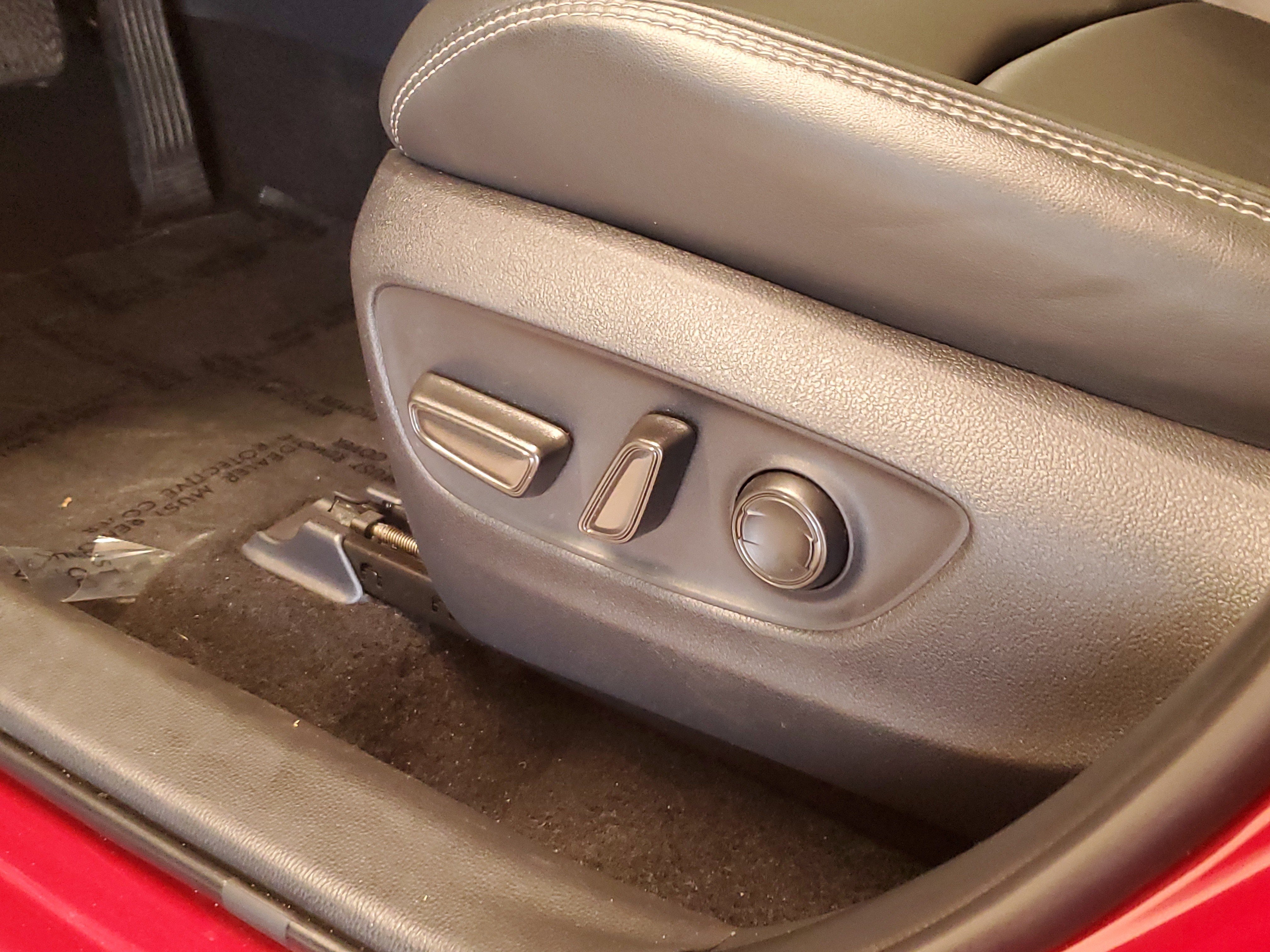 Used 2025 Pearl Toyota XLE Premium image 21