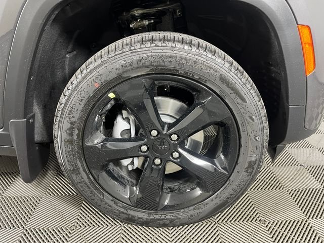 New 2026 Baltic Gray Metallic Clear-Coat Exterior Paint Jeep Limited image 5