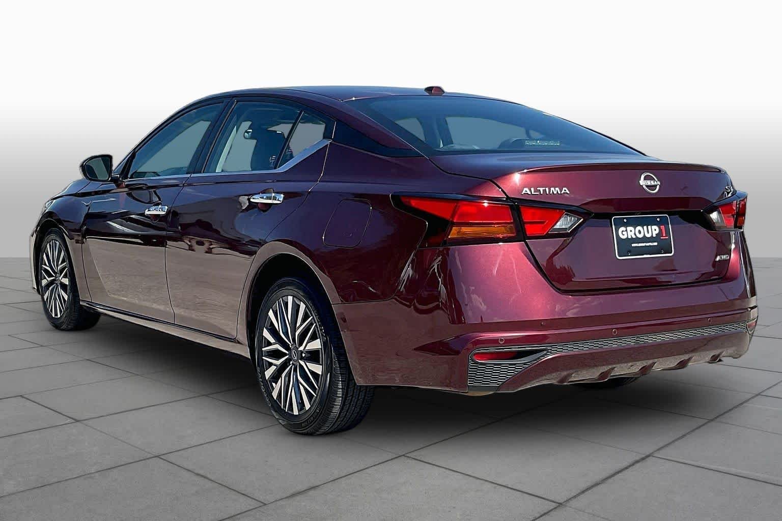 Used 2023 Garnet Pearl Metallic Nissan 2.5 SV image 12