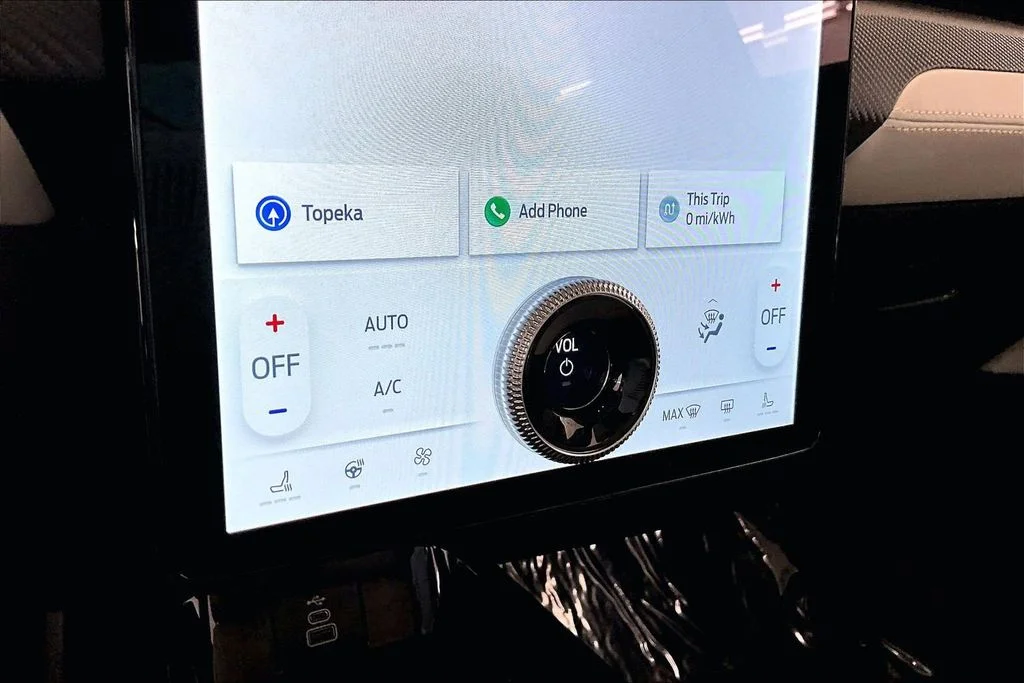 Used 2025 White Metallic Ford Premium image 31
