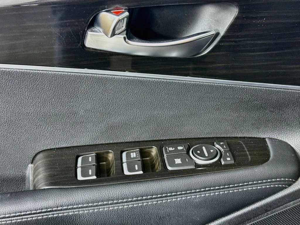 Used 2019 Black Kia L image 21