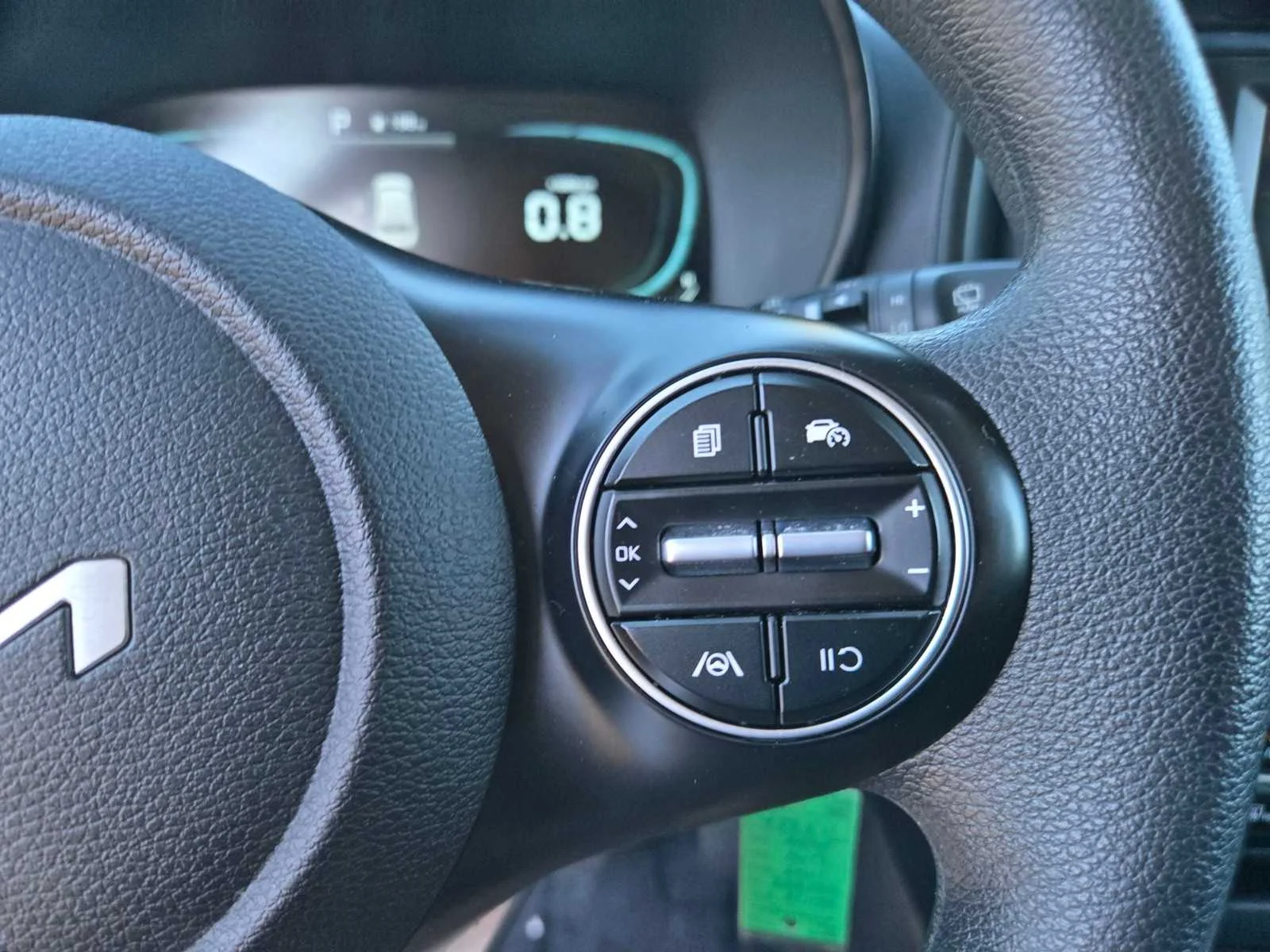 Used 2025  Kia LX image 22