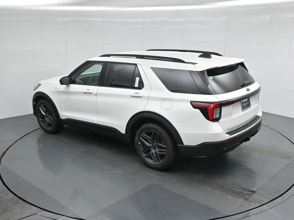 New 2026 Star White Metallic Tri-Coat Ford ST-Line image 43