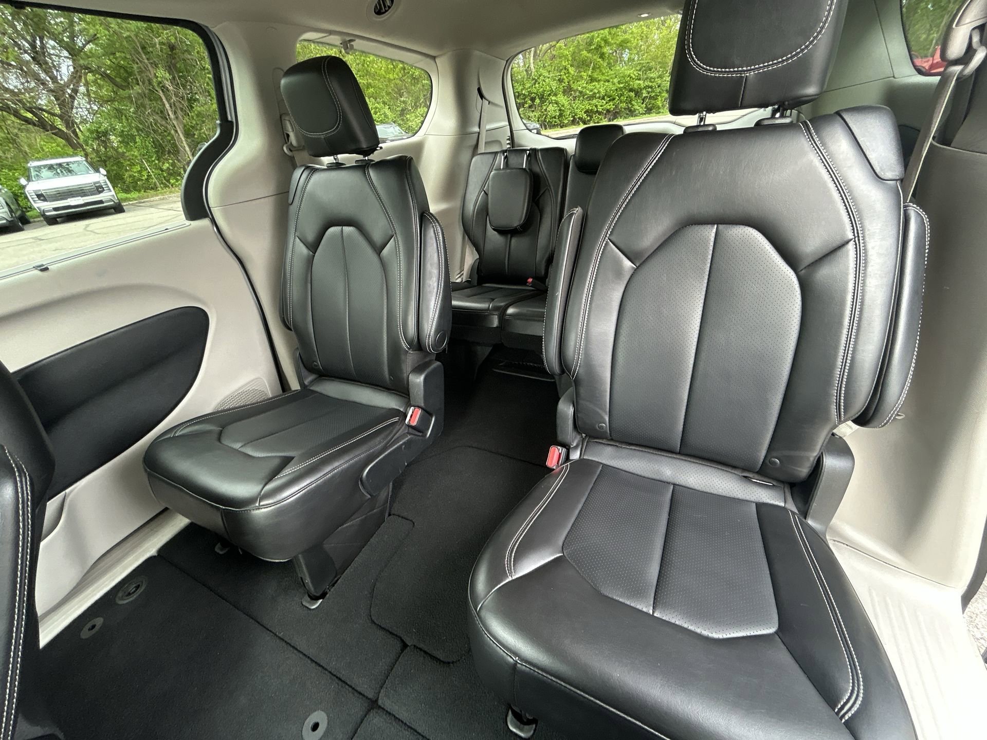 Used 2023 Silver Mist Clearcoat Chrysler Touring L image 24
