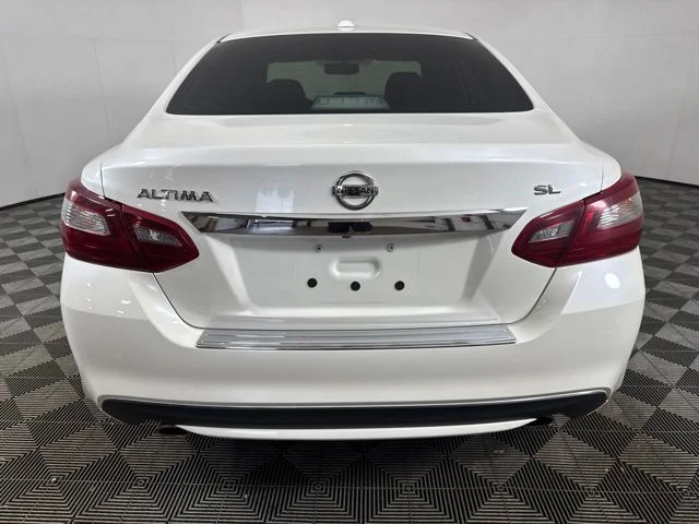 Used 2018 White Nissan 2.5 SL image 22