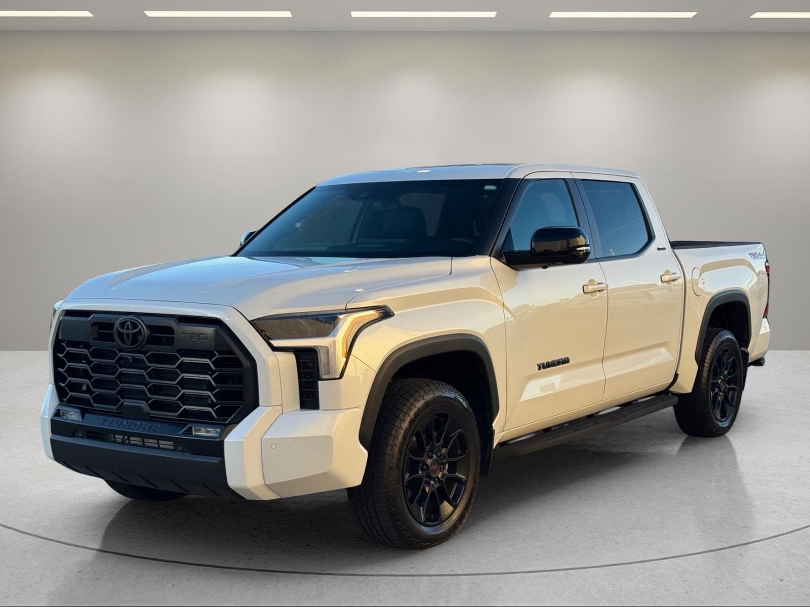 Used 2025 Wind Chill Pearl Toyota Limited image 1