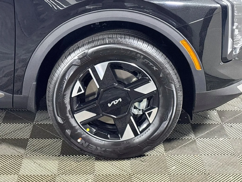 New 2027 Fusion Black Kia LX image 22