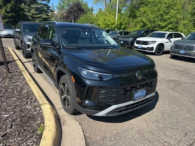 2025 Volkswagen Tiguan 2.0T SE 4Motion's photo