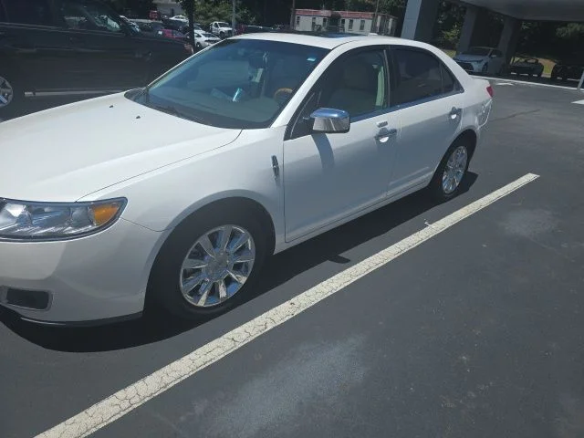 Used 2011 White Lincoln Base image 9