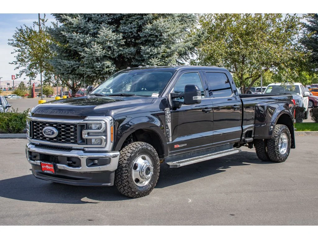 Used 2023 AGATE BLACK Ford LARIAT image 4