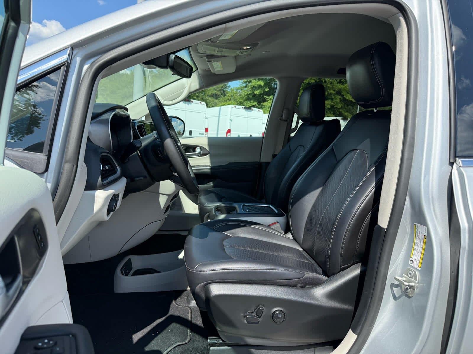 Used 2024 Silver Mist Clearcoat Chrysler Touring L image 12