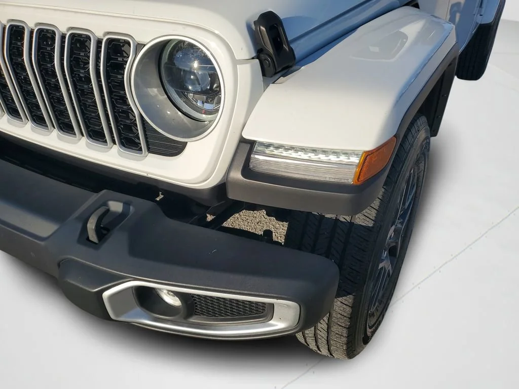 Used 2025 White Jeep 4-Door Sahara 4x4 image 25