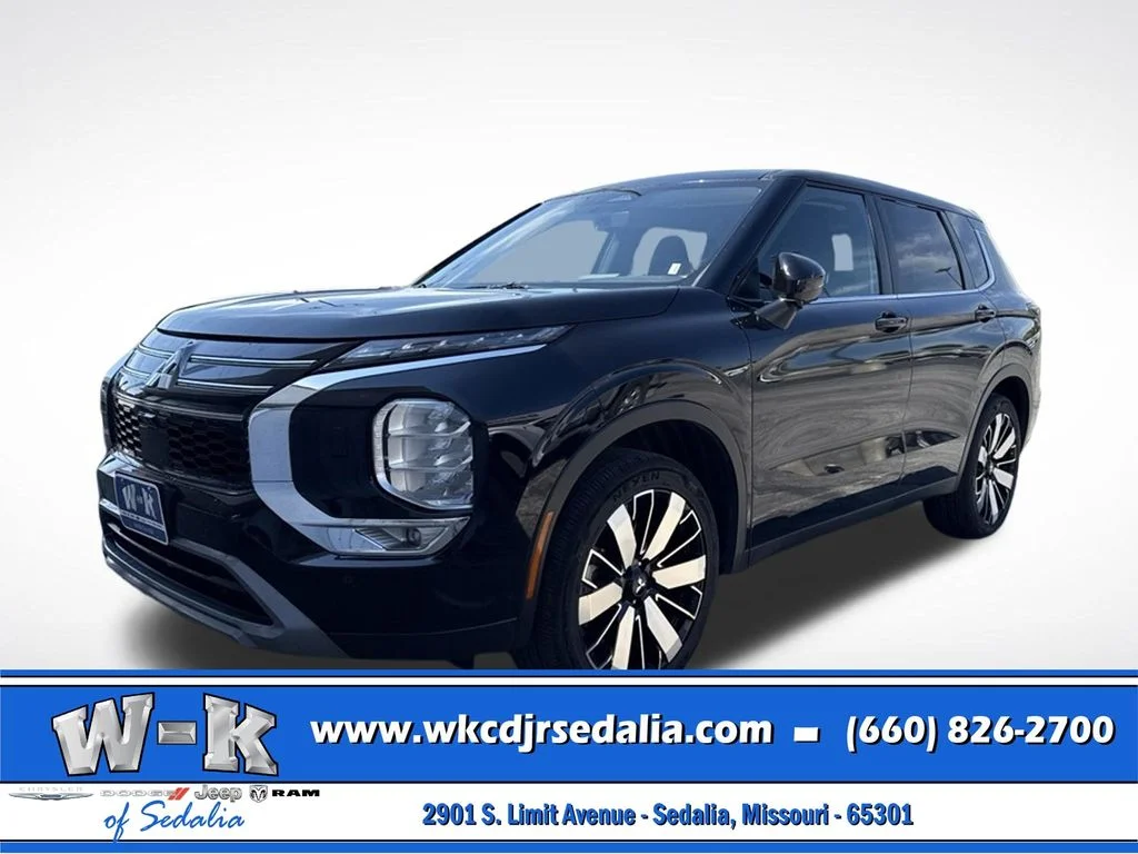 Used 2025 Black Mitsubishi SE image 11