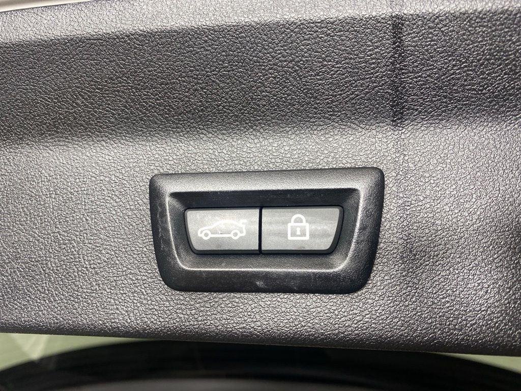 Used 2021 White Metallic BMW xDrive30i image 28