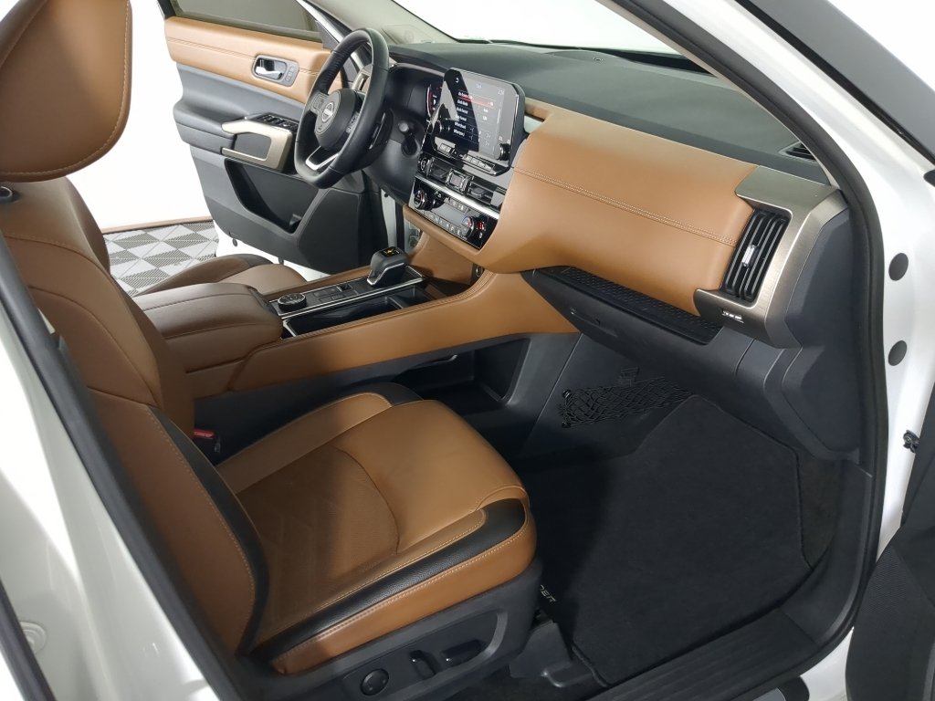 Used 2023 Pearl White Tricoat/Super Black Nissan Platinum image 20