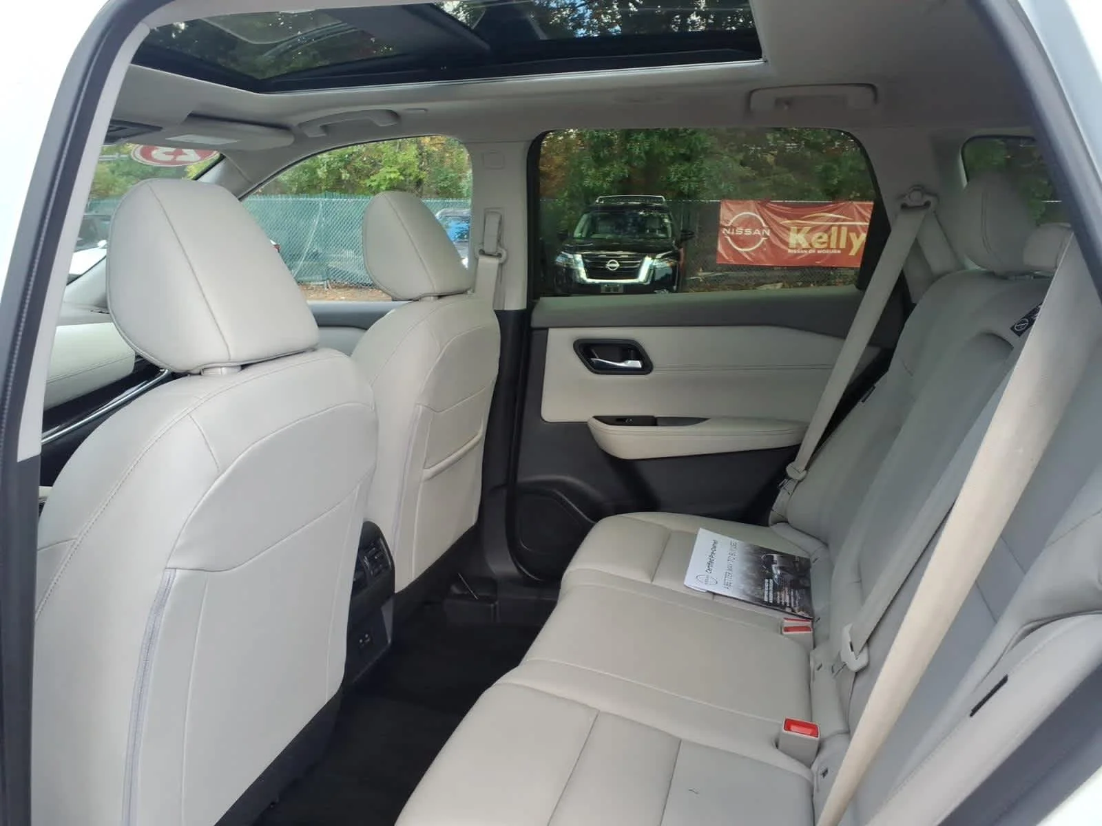 Certified Used 2023 Pearl White Tricoat/Super Black Nissan SL image 12