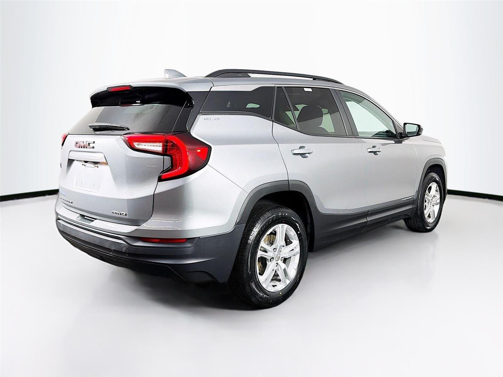 Used 2023 Sterling Metallic GMC SLE image 11