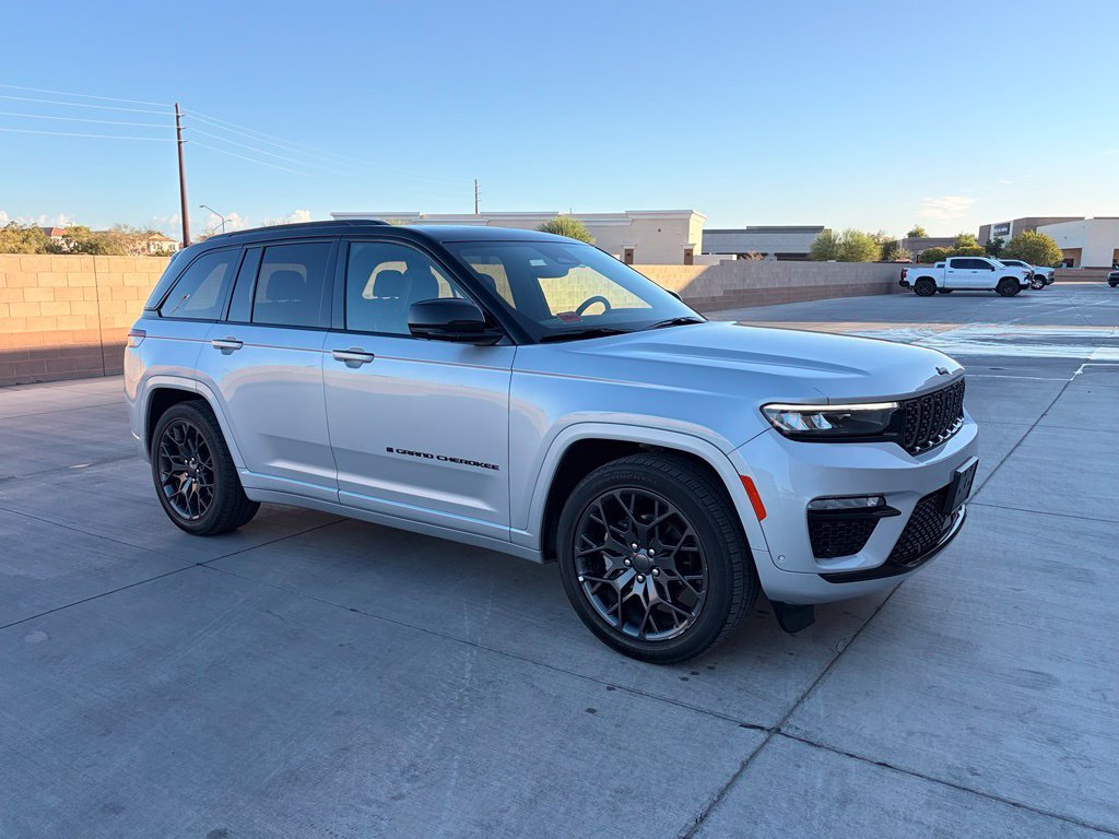 Certified Used 2025 Silver Jeep Summit image 5