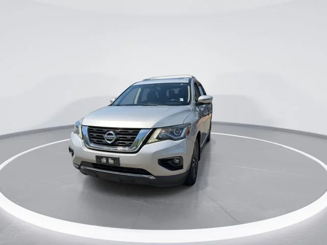 Used 2018 Silver Nissan Platinum image 3