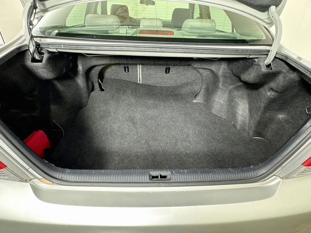 Used 2005 Lunar Mist Metallic Toyota STD image 28