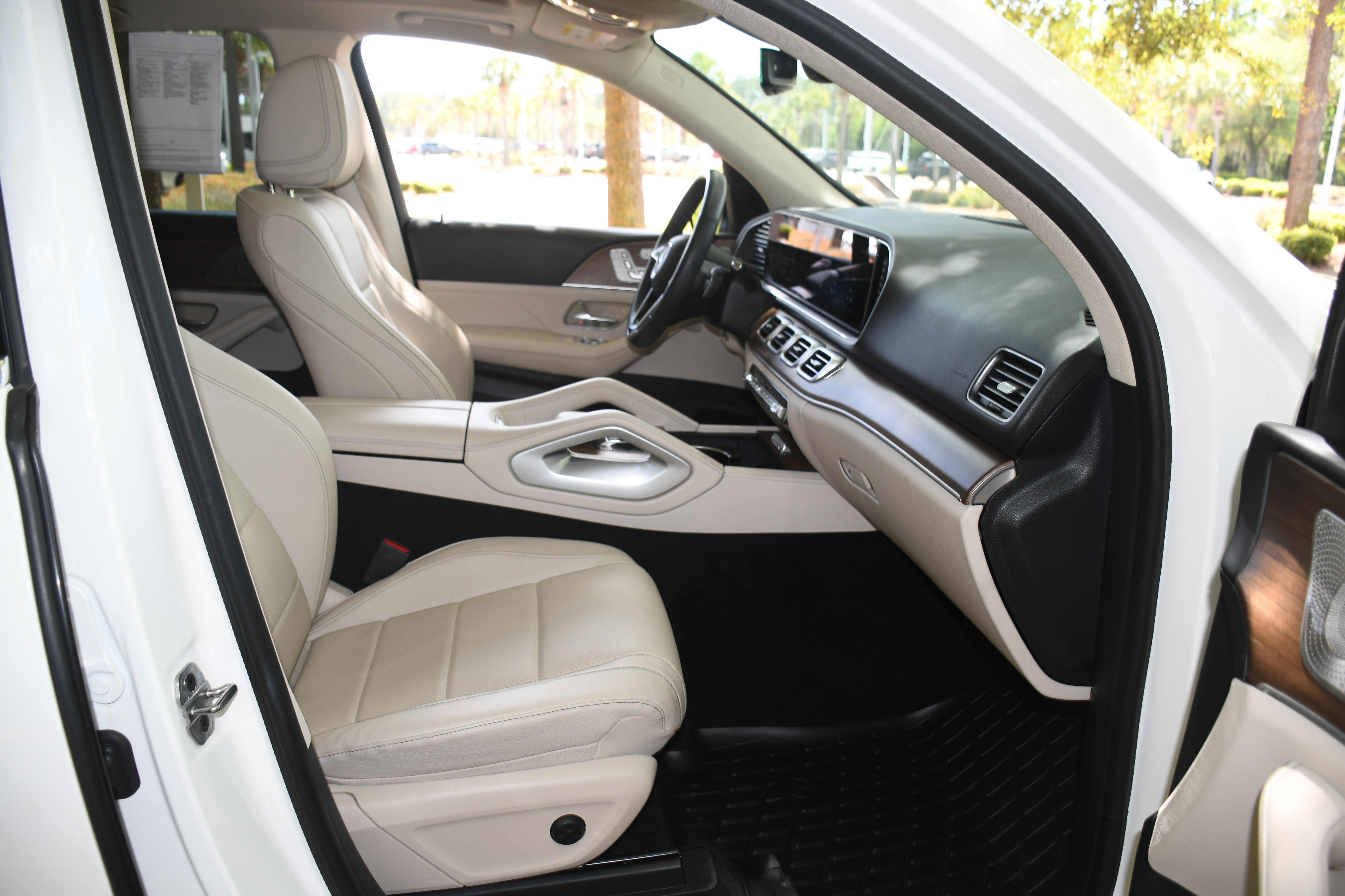 Used 2024 White Mercedes-Benz GLE 450 image 22
