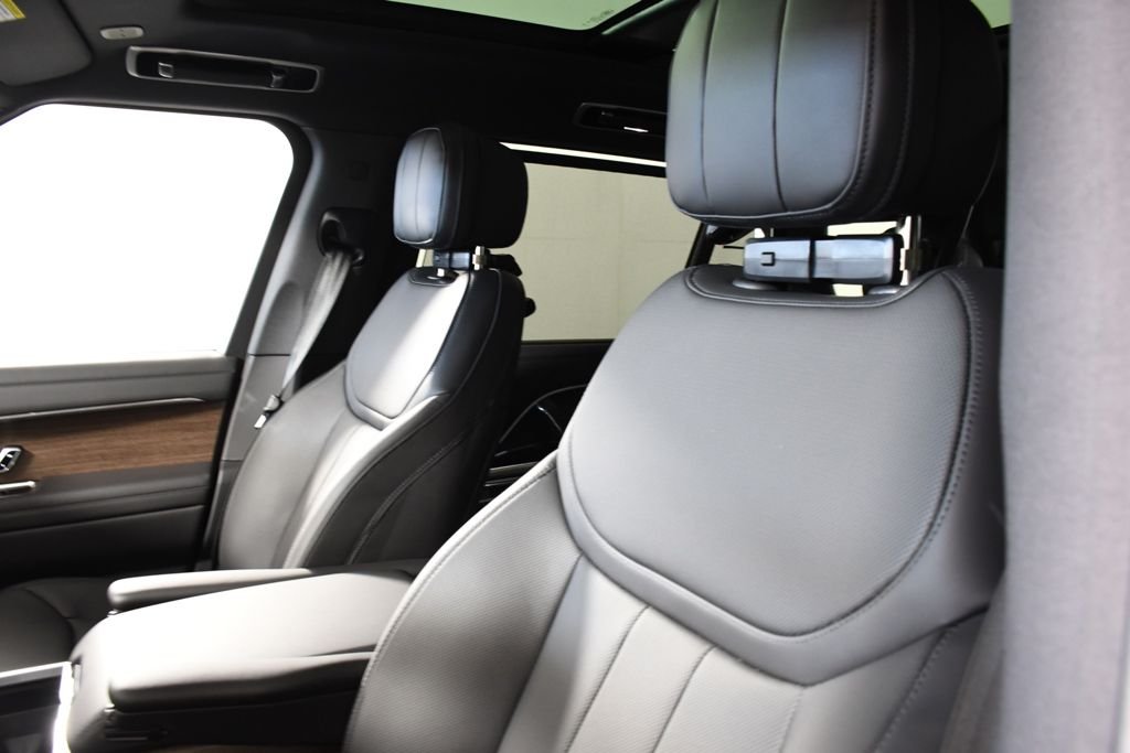 New 2026 Santorini Blk Land Rover SE image 16
