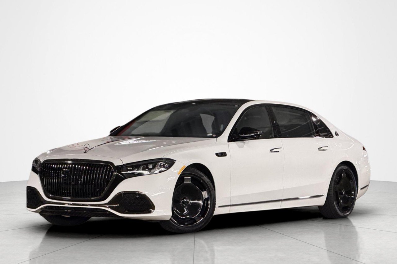 New 2027 MANUFAKTUR Moonlight White Metallic Mercedes-Benz Maybach S 580 4MATIC® Sedan image 1
