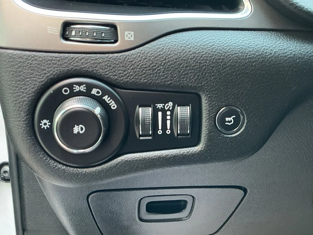 Used 2019 White Jeep Latitude Plus image 19