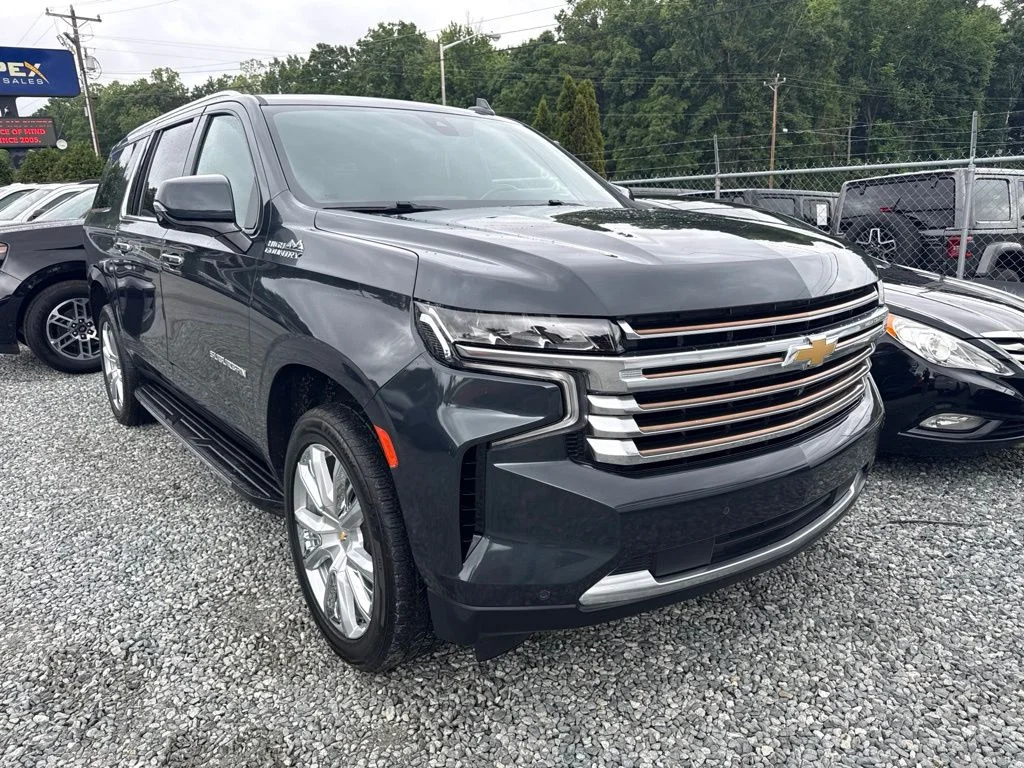 Used 2022 Gray Chevrolet High Country image 2