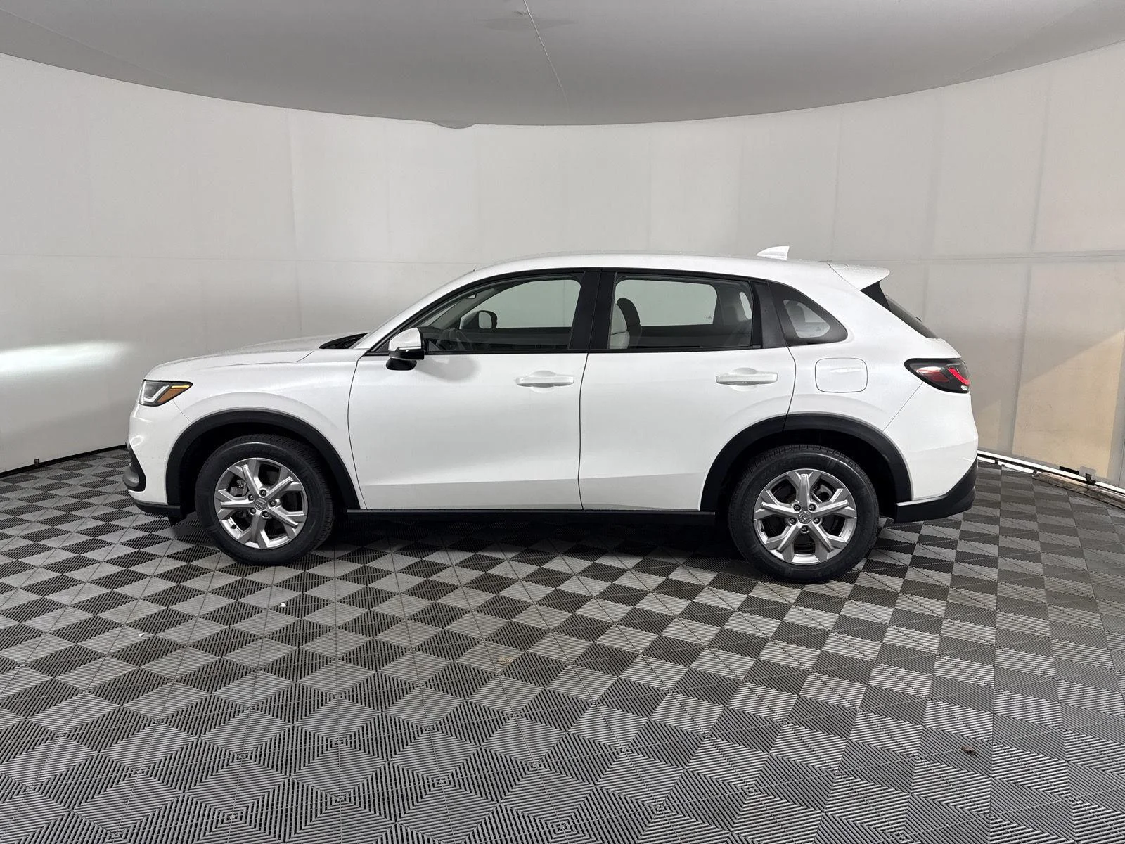 Used 2025 Platinum White Pearl Honda LX image 4
