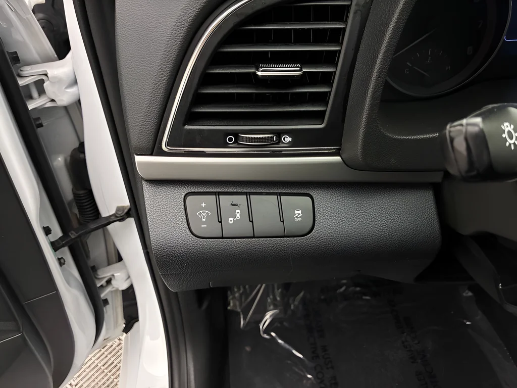 Used 2017 Quartz White Pearl Hyundai Value Edition image 11