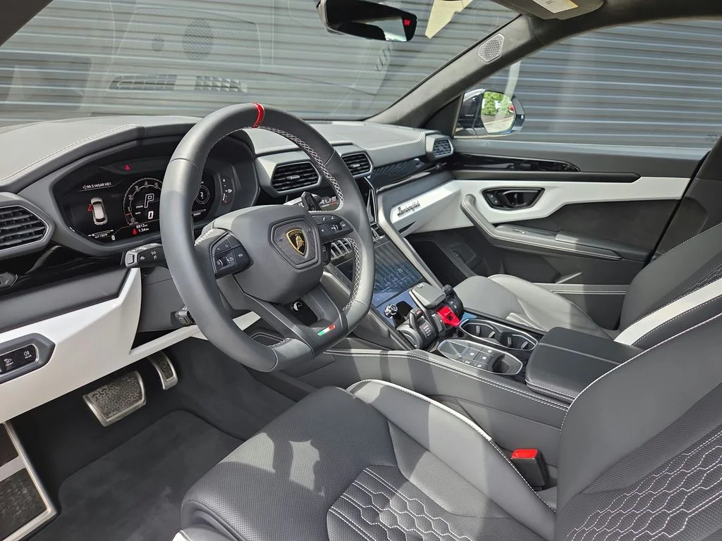 Used 2024 White Lamborghini S image 4
