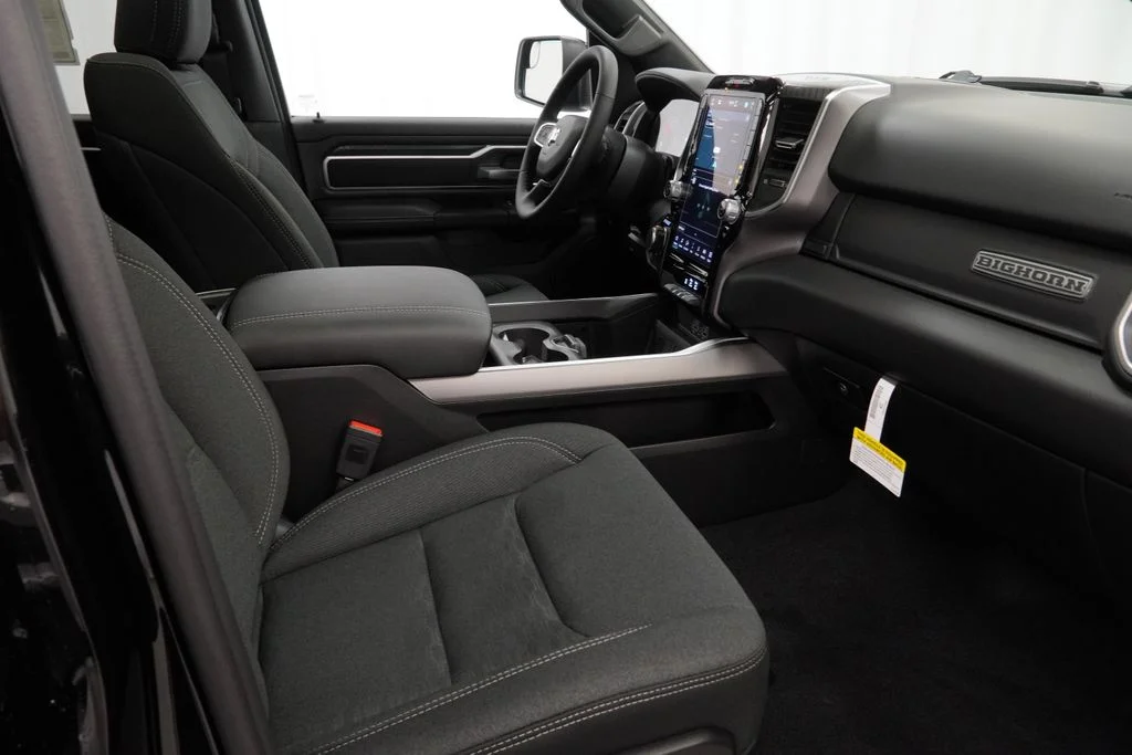New 2026 Diamond Black Crystal Pearl-Coat Exterior Paint RAM Big Horn/Lone Star image 33