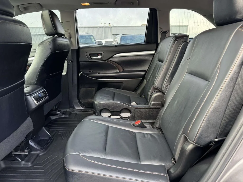 Used 2019 Gray Toyota XLE image 16
