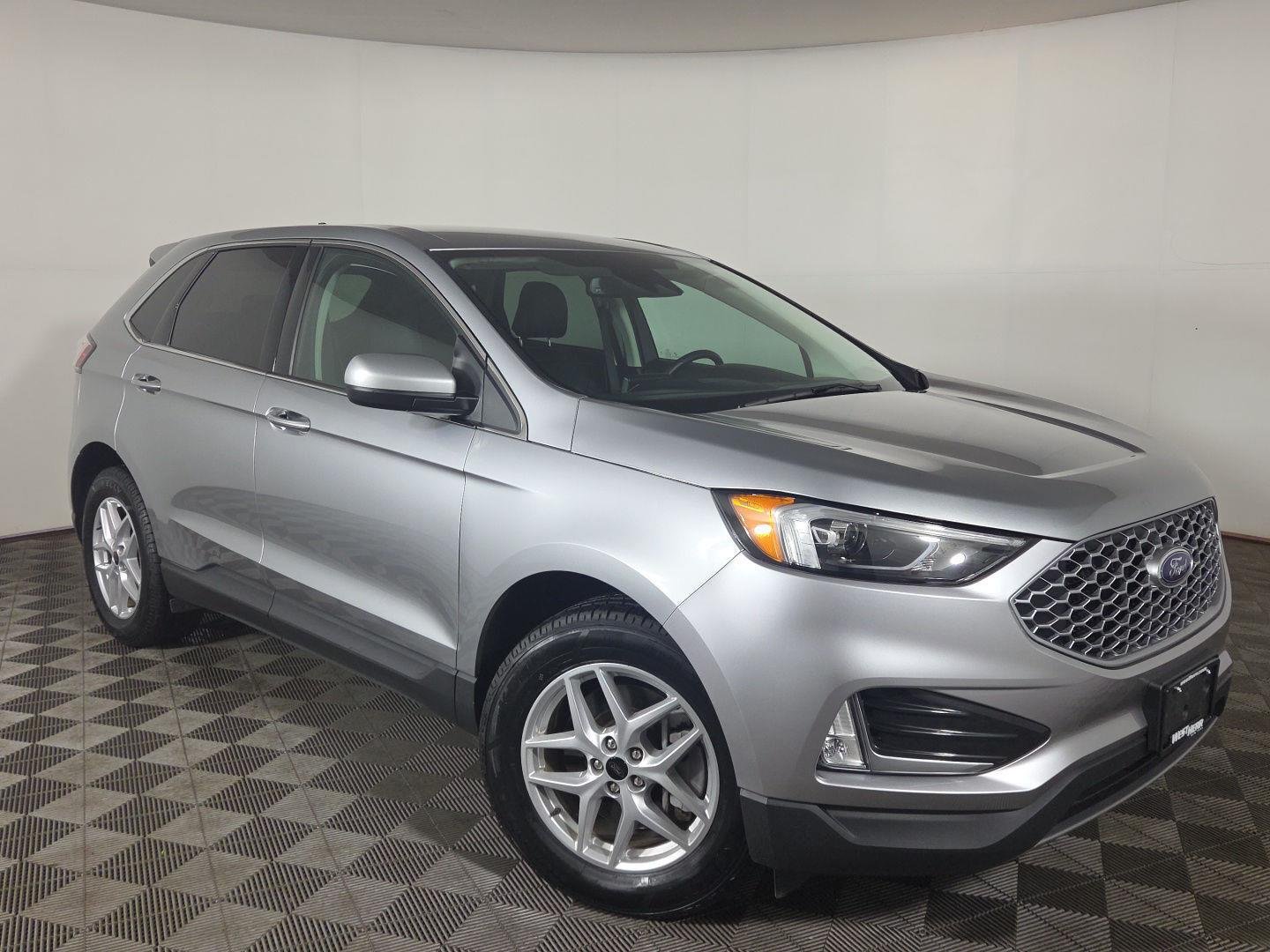 Used 2024 Iconic Silver Ford SEL image 26