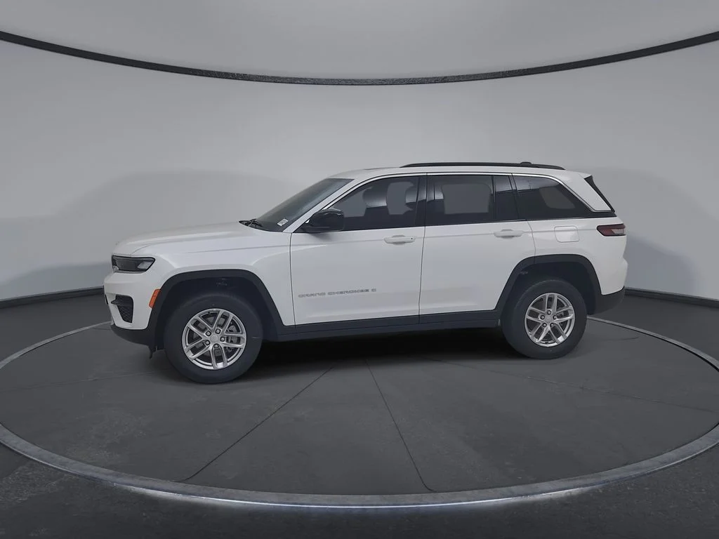New 2026 Bright White Clear-Coat Exterior Paint Jeep Laredo X image 8