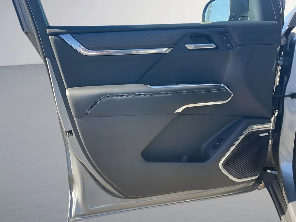 Used 2025 Sterling Metallic GMC Elevation image 27