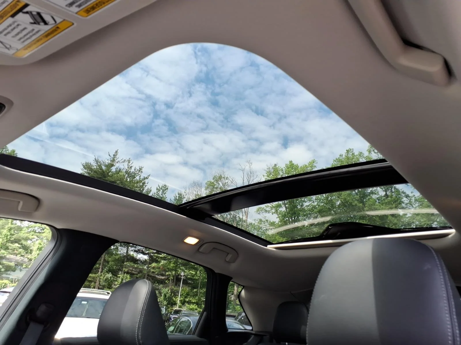 Certified Used 2025 White INFINITI LUXE image 23