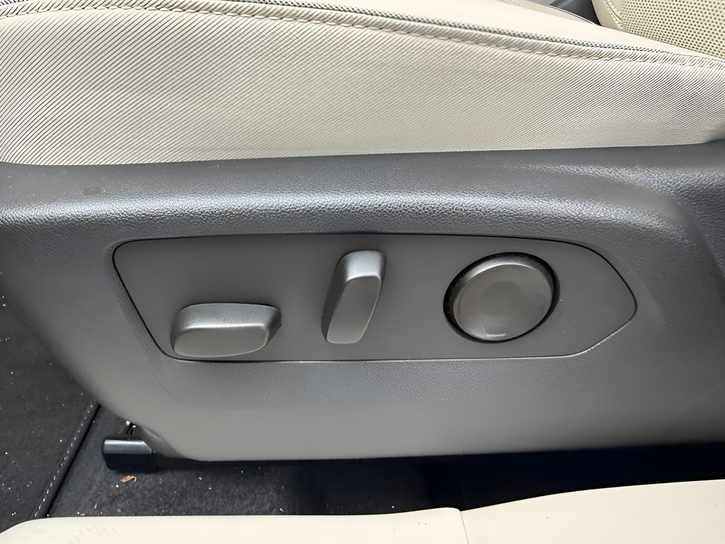 Used 2021 Red Buick Essence image 10