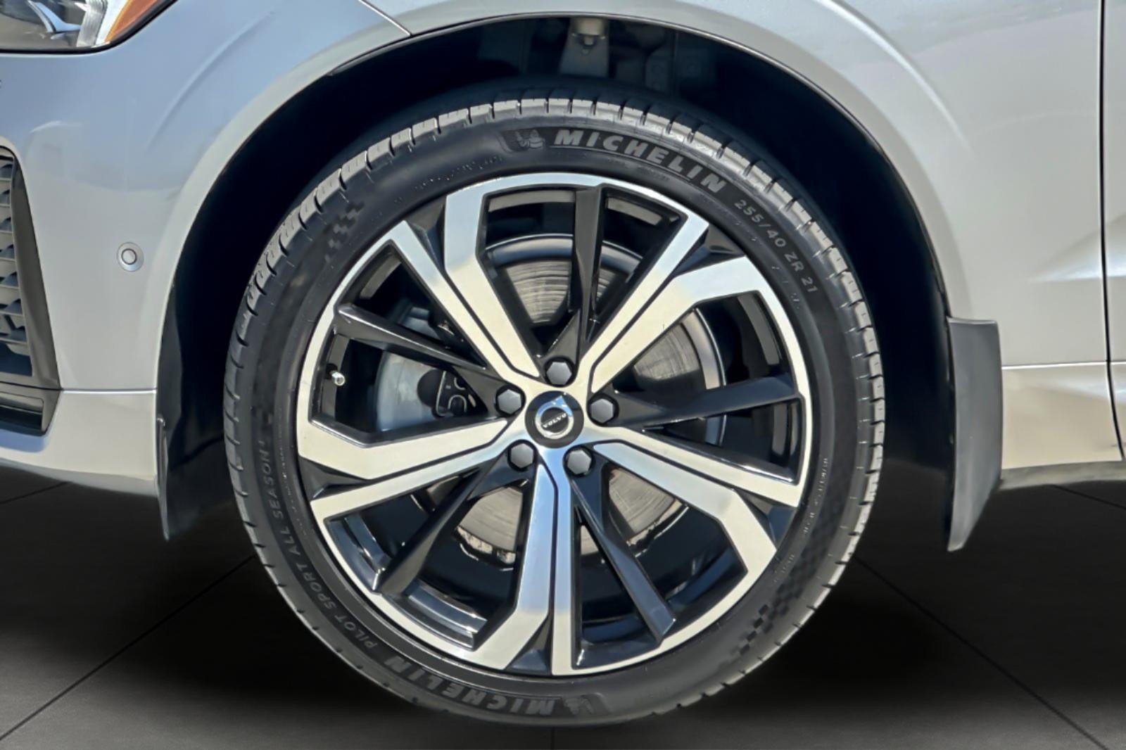 Used 2022 SILVER Volvo R-Design image 26