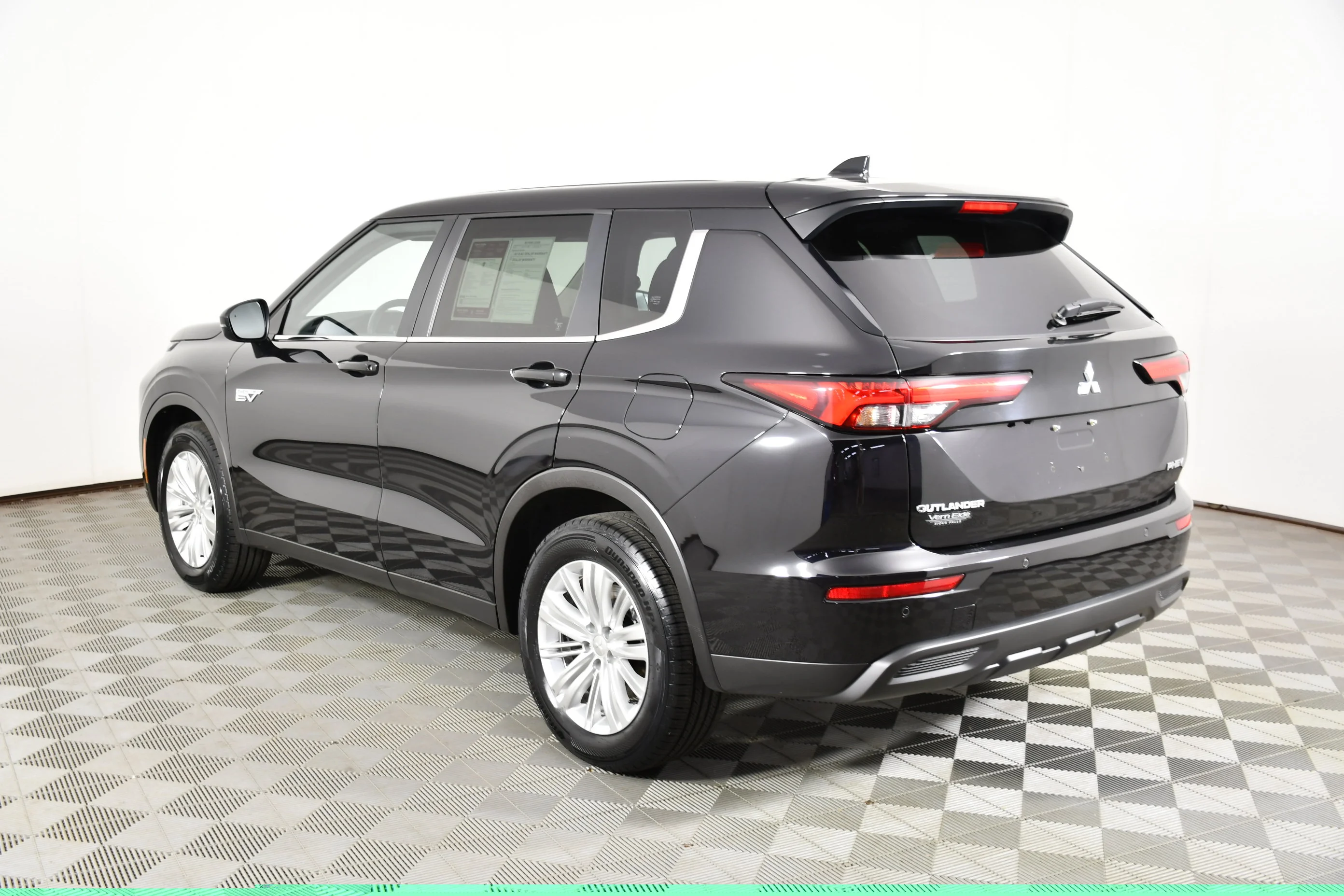 Certified Used 2025 Labrador Black Pearl Mitsubishi ES image 8
