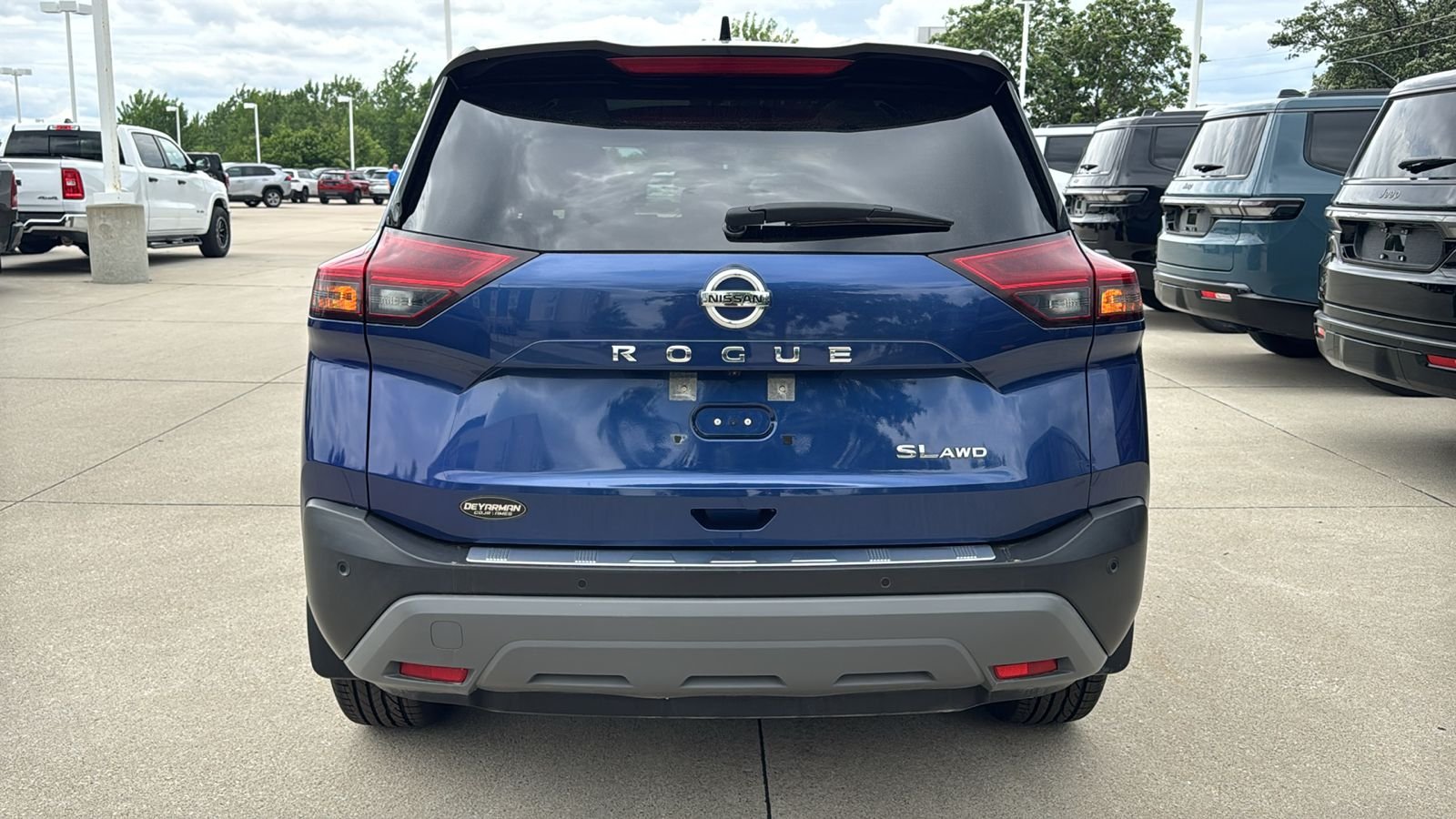 Used 2021 Blue Nissan SL image 11