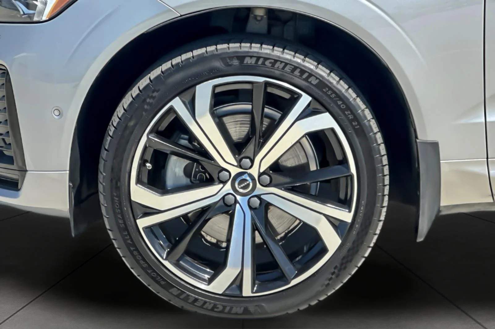 Used 2022 SILVER Volvo R-Design image 26