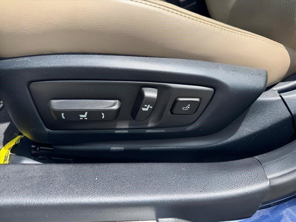Used 2016  Lexus F Sport image 18