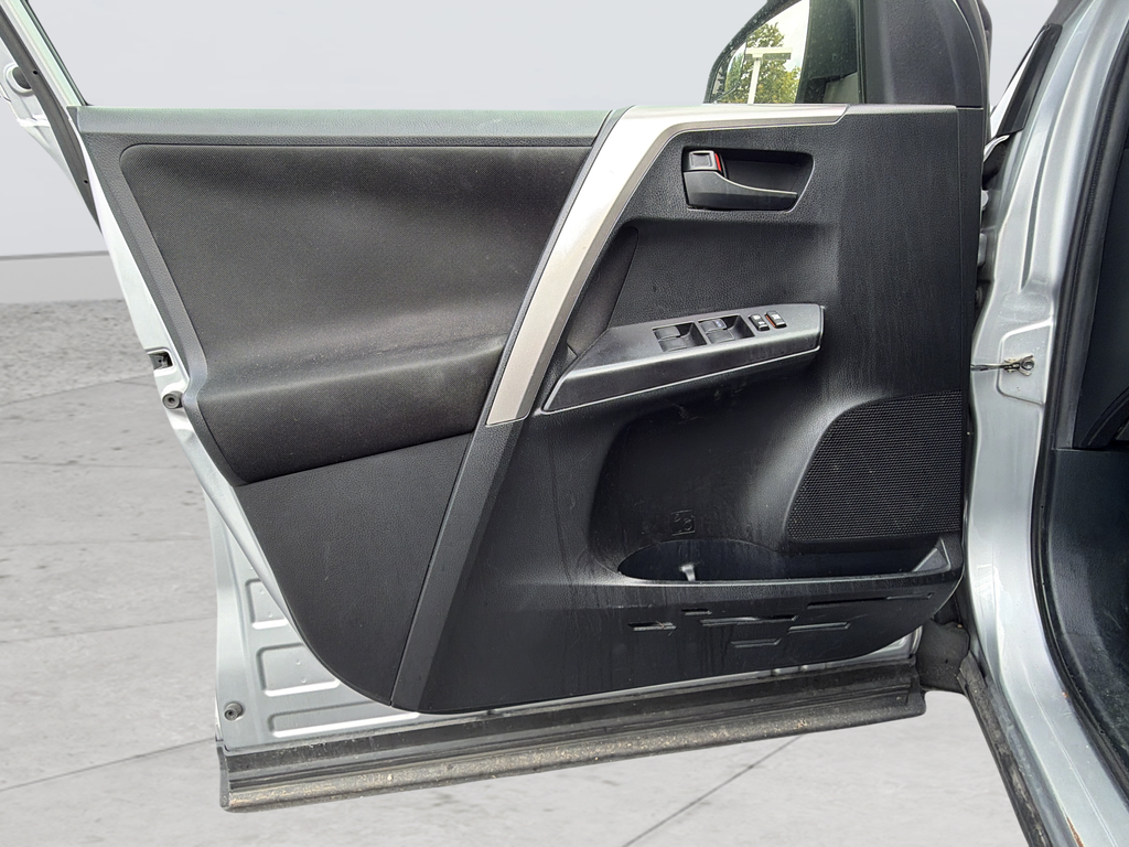 Used 2018 Silver Toyota LE image 39