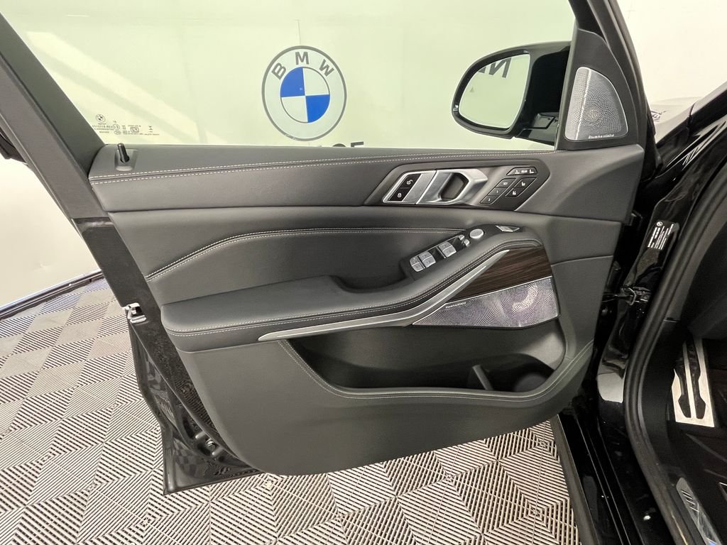 Used 2025 Black BMW M60i image 25