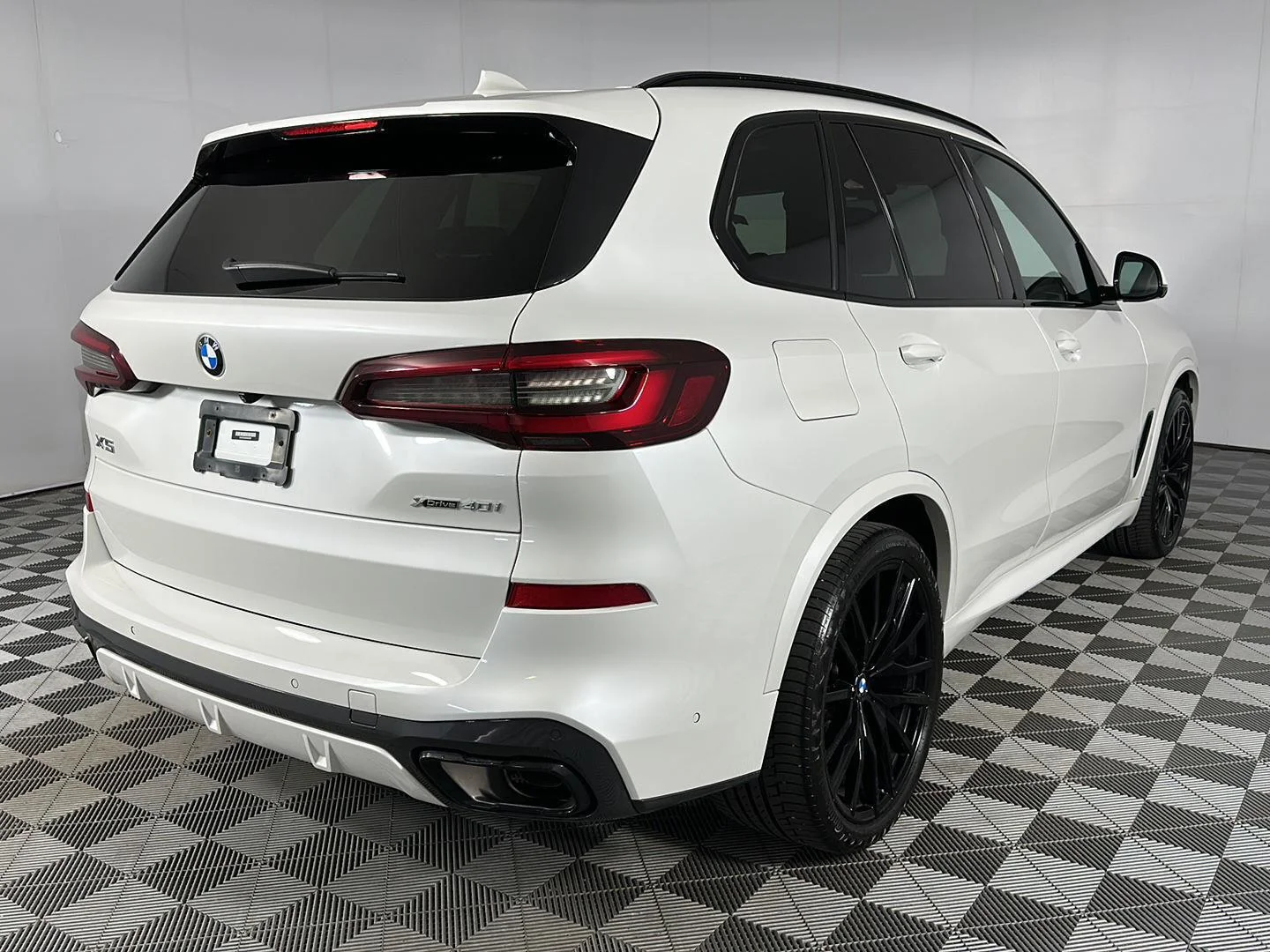 Used 2022 Mineral White Metallic BMW xDrive40i image 32